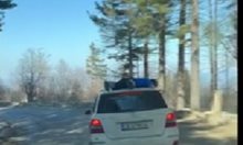 Опасно шофиране на Витоша, докато мъж се вози върху покрива на автомобил