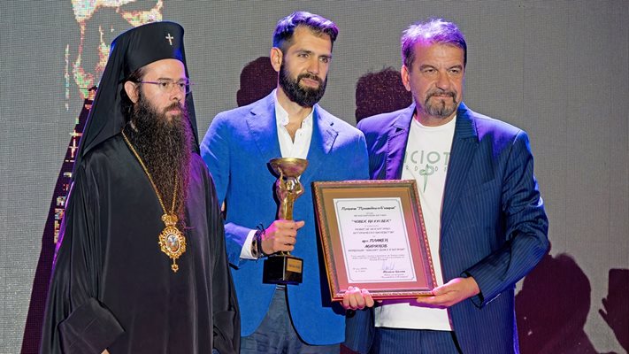 Арх. Пламен Мирянов (в центъра) се окичи с титлата в две категории  / Снимки Пламен Кодров