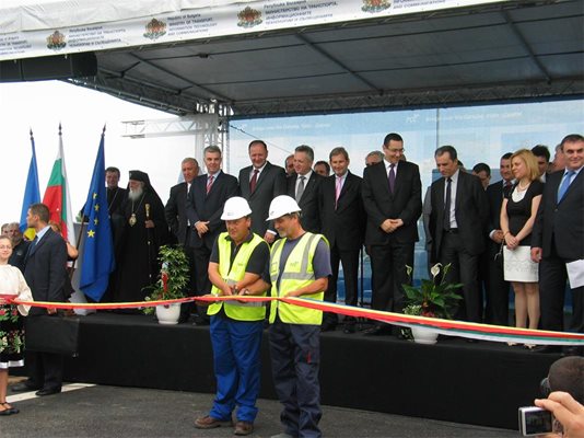 Български и румънски работник прерязаха лентата на Дунав мост 2.