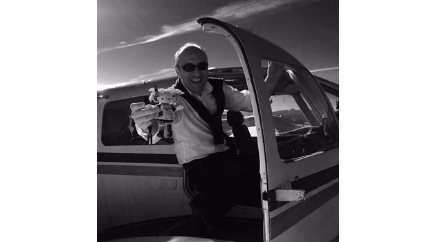 Тодоров с личния си самолет на аерогара Сан Карлос, Калифорния, 2016 година. СНИМКА:JEANNE MODDERMAN