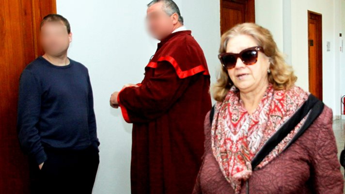 Веселина Гинева се появи с черни очила в съда