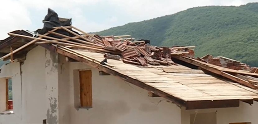 Торнадо отнесе покриви на къщи из Софийско Кадър: Нова тв
