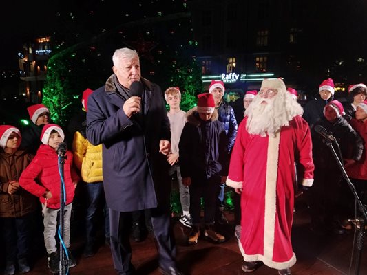 Кметът Здравко Димитров пожела на пловдивчани щастлива Коледа и успешна Нова година.
