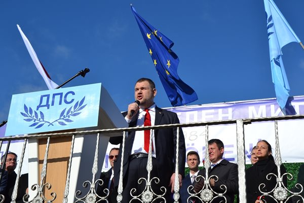 Пеевски държи реч на Тюркян чешма, където традиционно говори лидерът на ДПС.