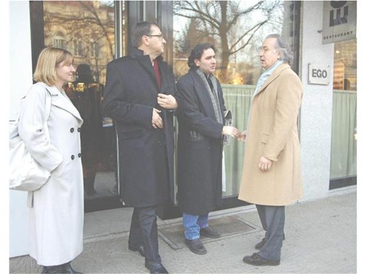 От ресторант “Его” излизат Светлана Василева, Боян Петков, Мартин Захариев и Станчев (от ляво на дясно).