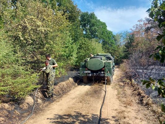 Военнослужещи и военна техника се включиха в гасенето на пожарите в Пазарджик и Стара Загора.