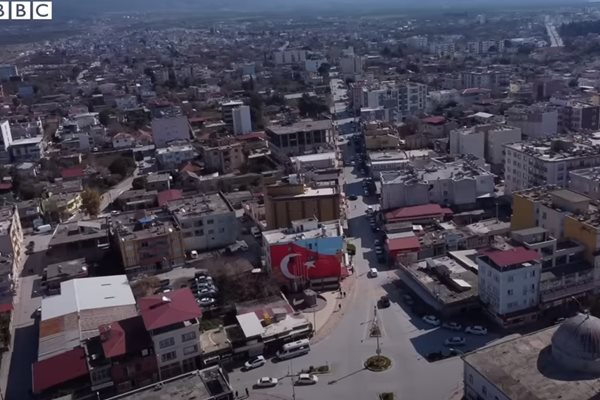 Град Ерзин живее нормален живот след земетресението (Снимка: Screenshot BBC/Youtube)
