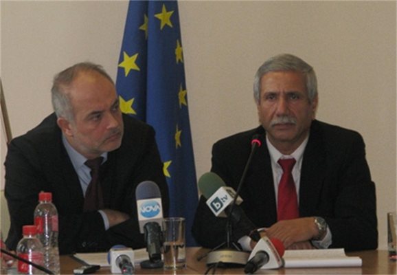 Министърът на труда Тотю Младенов и израелският посланик н.пр. Шаул Камиса-Раз са категорични, че споразумението за работа на българи в Израел ще продължи.
