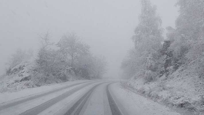 Снежните бури блокират пътищата