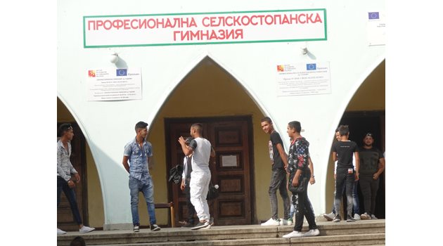 Селскостопанската гимназия в Садово, където на 28 септември учител удари с кол учител.