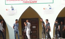 До 2 г. затвор грозят ученика, ударил с кол учител в Садово