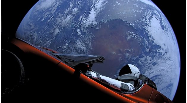 Колата на Елън Мъск се носи в Космоса.