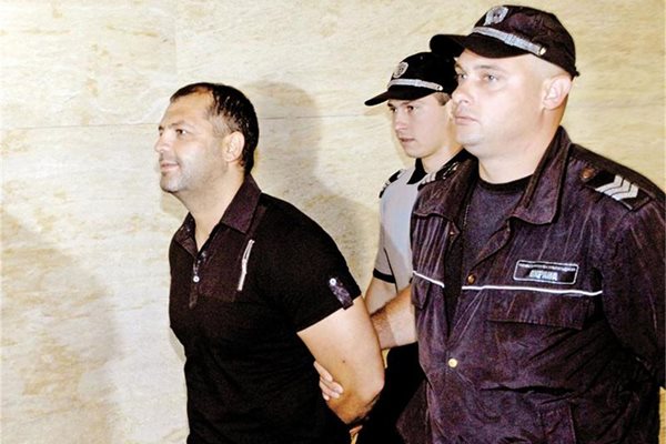 Полицаи водят бившия бос на "Седмиците" към съдебната зала през 2008 г. 
СНИМКИ :"24 ЧАСА"
