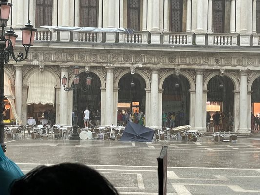 Дъждовна буря се излива пред Двореца на дожите във Венеция на 19 август.