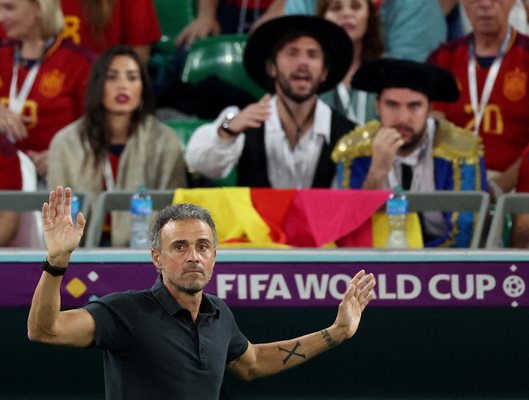 Предавам се! Испанският треньор Луис Енрике е вдигнал ръце след загубата от Мароко.
