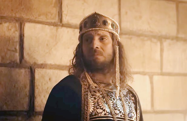 Костов в ролята си на цар Петър