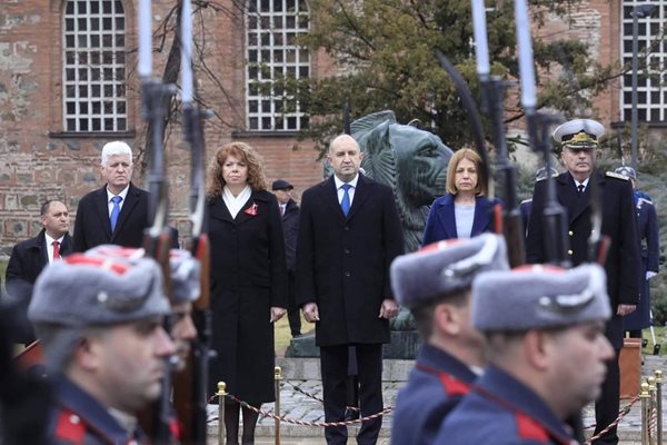 Президентът Румен Радев и вицепрезидент Илияна Йотова се отдадоха почит на загиналите за свободата на България 
Снимка:Велислав Николов