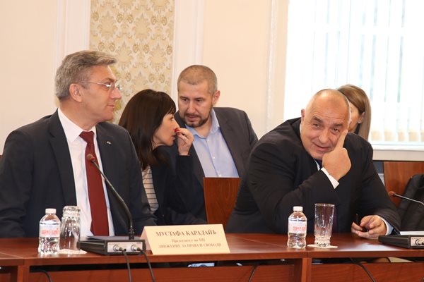 Очаква се лидерска среща, на която Мустафа Карадайъ и Бойко Борисов ще търсят възможности за кабинет в този парламент. 
СНИМКА: НИКОЛАЙ ЛИТОВ