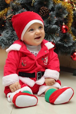 Здравейте,
изпращам Ви снимка на нашия малък син Кристиян Костадинов от София, който на Бъдни вечер навърши 8 месеца и получи първите си коледни подаръци.

С пожелания за мирна, щастлива и успешна Нова Година на целия Ви екип!

Поздрави
Диляна Костадинова
