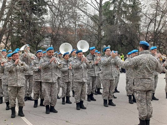 Военният духов оркестър завърши с "Тих бял Дунав".