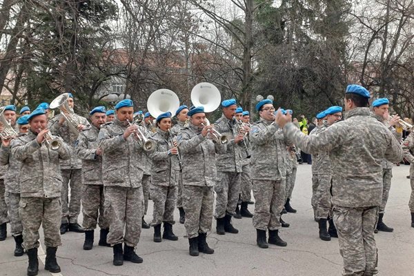 Военният духов оркестър завърши с "Тих бял Дунав".