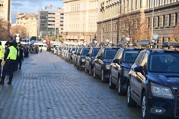 Полицейски кордон е отцепил сградата на парламента.