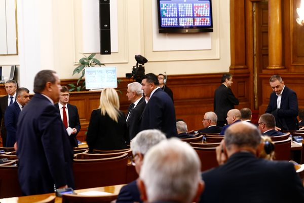 Депутатите от ДПС напуснаха пленарната зала в момента, в който бе обявено името на Валери Симеонов. СНИМКИ: РУМЯНА ТОНЕВА