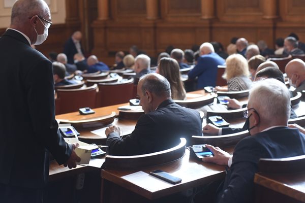 В парламентарната зала днес