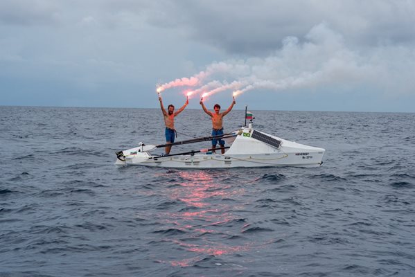 Максим и Стефан Иванови прекараха 105 дни в океана. Тук са при пристигането си в Барбадос.
