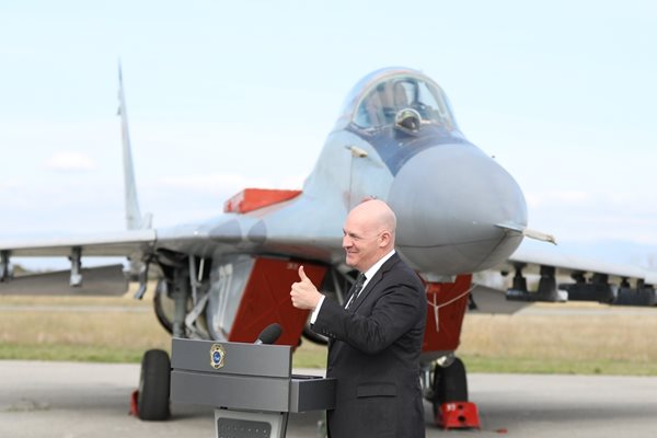 Преди ден Кларк Купър бе в Граф Игнатиево, за да наблюдава съвместната охрана на българското небе от американски и български изтребители. Впоследствие той обяви и, че САЩ ще подарят на България два самолета F-16.
