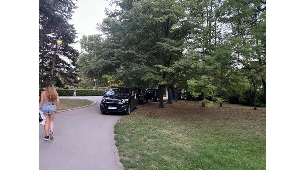 Автомобилите, с които се придвижва президентът, останаха паркирани на алеите на Морската градина във Варна, в близост до Летния театър.