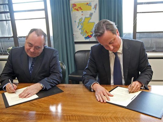 Британският премиер Дейвид Камерън и шотландският първи министър Алекс Салмънд подписаха споразумение за провеждане на референдум за шотландската независимост.
Снимки: Ройтерс
