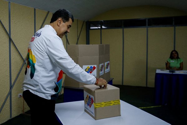 Президентът на Венецуела Николас Мадуро гласува на референдума за Ескибо