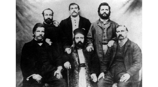 ГЛАВНИЯТ ЗАПОДОЗРЯН: Поп Кръстьо Никифоров (седналият в средата) с борци за църковна независимост.