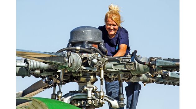 Вяра е първата жена механик на вертолети в България