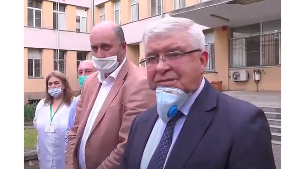 В края на април здравният министър Кирил Ананиев отиде в болницата във Видин, която е сред най-засегнатите заради болни медици , и описка преструктуриране на персонала. СНИМКА: СТОП КАДЪР "ВИДИН ВЕСТ"