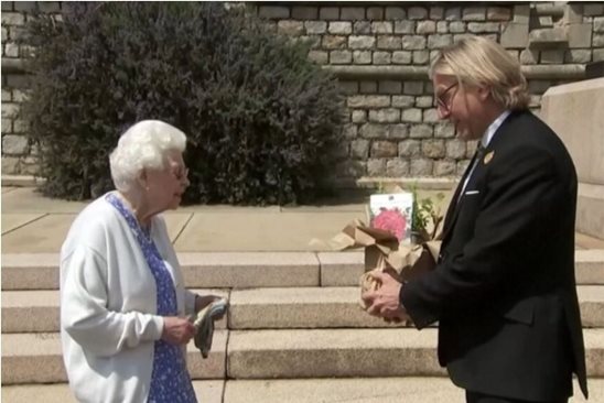 Кралицата е наблюдавала засаждането на розата "Херцогът на Единбург" в градината на замъка Уиндзор миналата седмица.