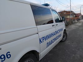 На място бил извършен оглед в присъствието на съдебен лекар, при което е установено, че по трупа има следи от насилие.
Снимка: Архив