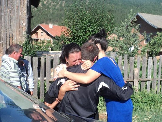 Роднини ридаят за загубата в къщата на загиналия Мустафа Кьосов от с. Юруково. 
Снимка: Антоанета Маскръчка