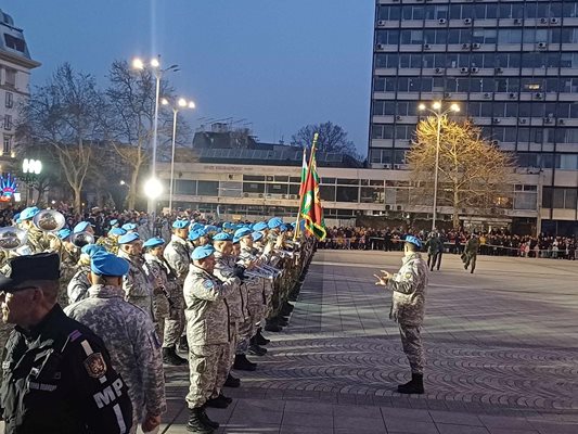 Военният духов оркестър даде всичко от себе си, а генерал Явор Матеев прие строя.