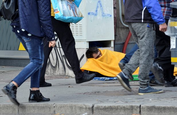 Бездомник спи в центъра на София.
