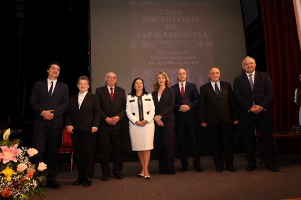 Министър Павлова с бившите министри на правосъдието
СНИМКА: Министерство на правосъдието
