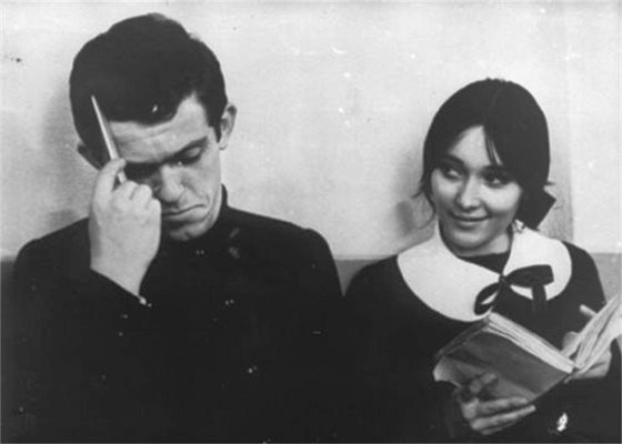 Мая Драгоманска в кадър от филма "Птици и хрътк"/1962 г./