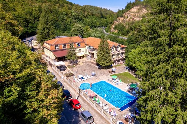 Изворът във Вонеща вода, силно миришещ
на запъртък, е много лековит