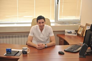 Дерматологът д-р Кантарджиев оперира с лазер във ВМА