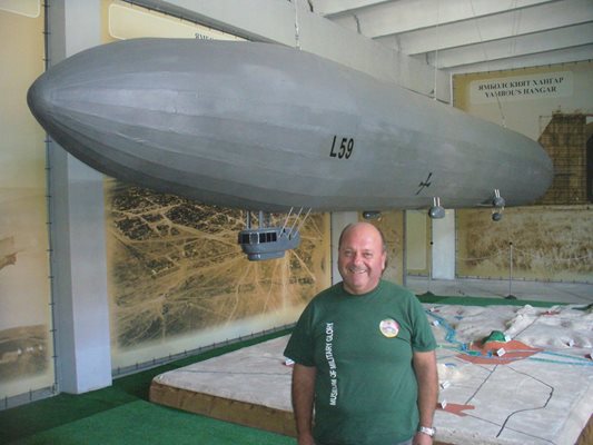 Макетът на цепелина е изработен по идея на директора на Музея на бойната слава в Ямбол о.р. подполковник Милчо Начев.