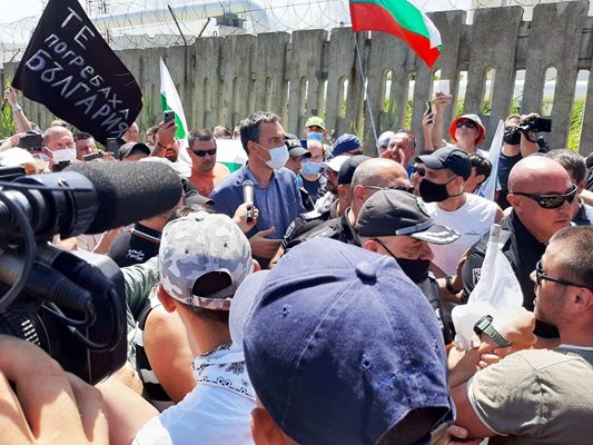 Кметът на Бургас Димитър Николов отиде при протестиращите, за да се опита да успокои създалото се напрежение.