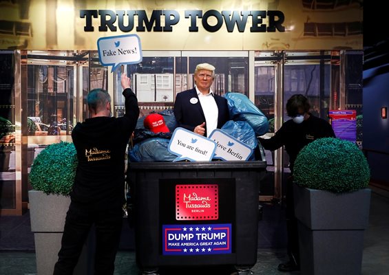 Демонстранти подиграват президента пред “Тръмп Тауър” в Ню Йорк