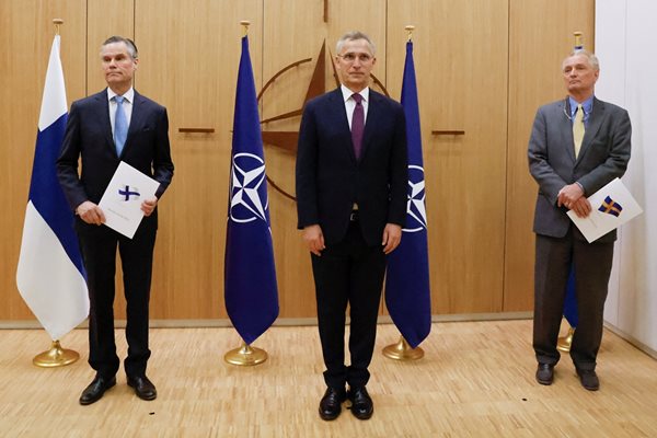 Генералният секретар на НАТО Йенс Столтенберг прие днес заявките на Швеция и Финландия за присъединяване към алианса. СНИМКИ: Ройтерс