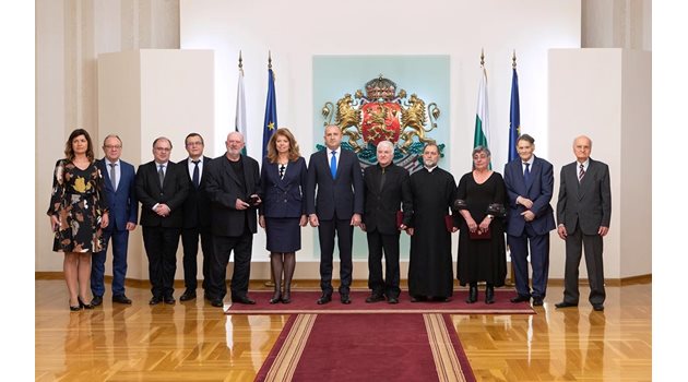Ибряма до вицепрезидента Илияна Йотова и президента Румен Радев, когато получи почетния знак.